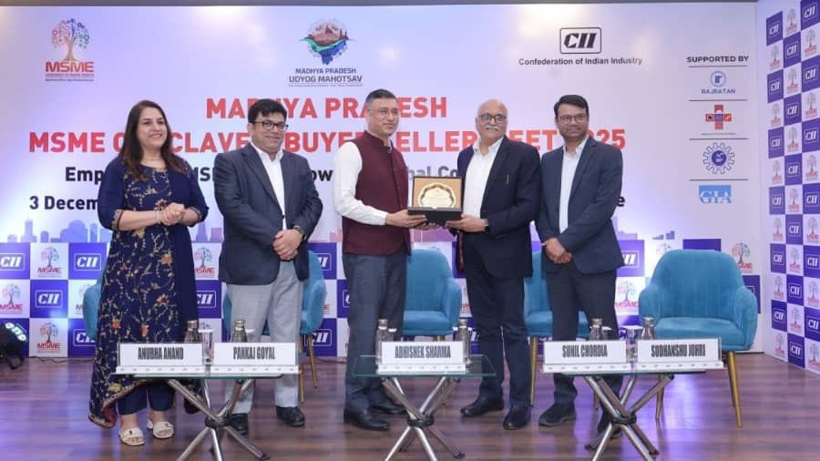 100 से ज्यादा बिजनेसमैन पहुंचे।