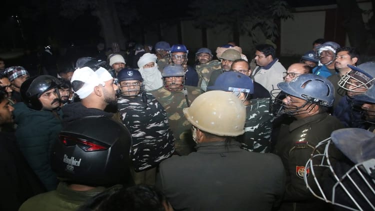 Varanasi:बीएचयू में छात्रों और पुलिसकर्मियों के बीच पत्थरबाजी के दौरान 100 घायल, वाहन और संपत्ति को नुकसान – 100 Injured In Stone Pelting Between Students And Policemen At Bhu