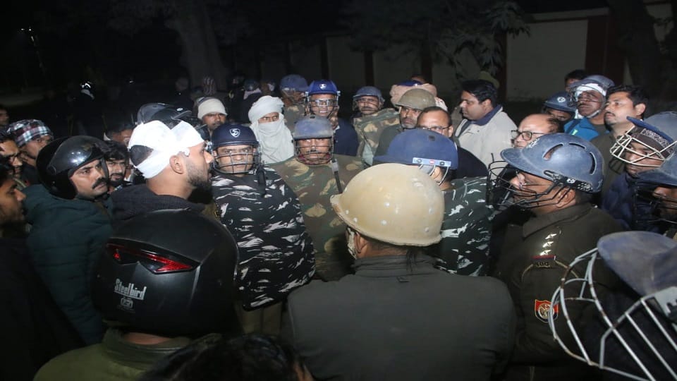 100 injured in stone pelting between students and policemen at BHU