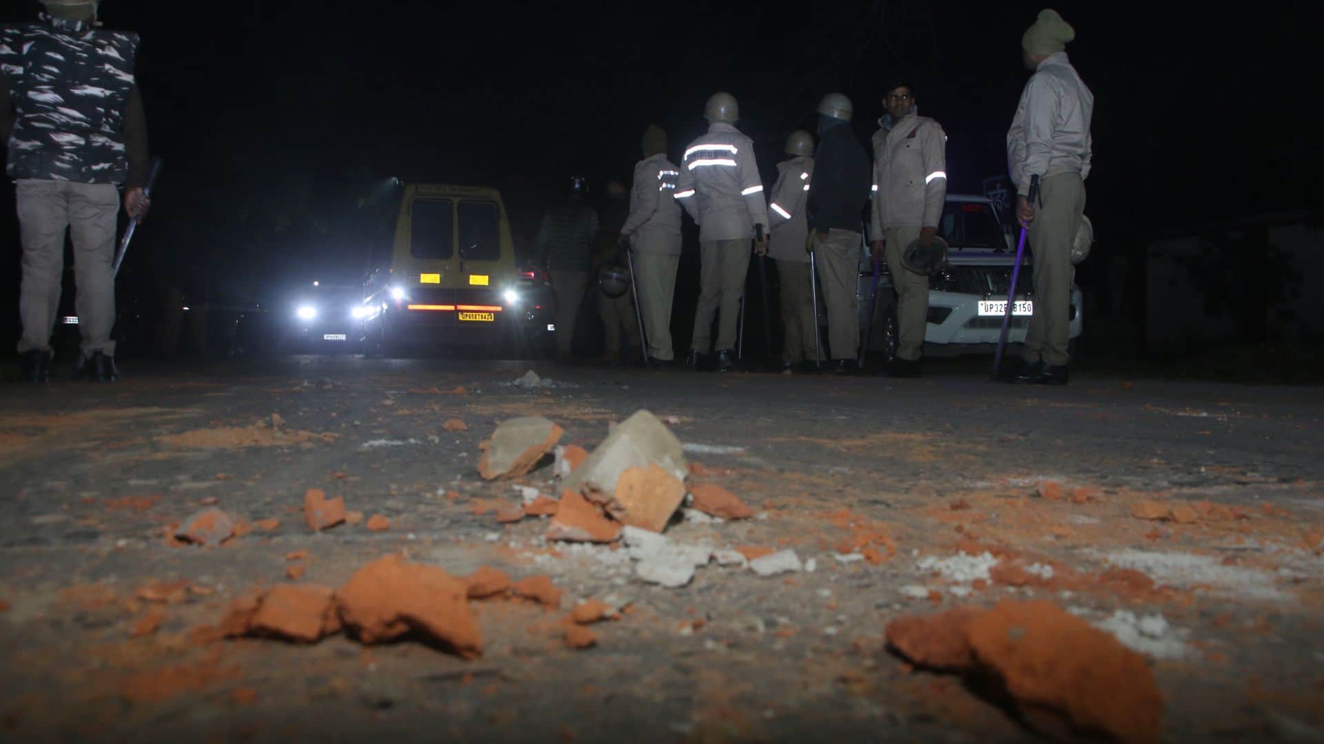 BHU violence news updates 100 people injured in stone pelting between students and policemen in Varanasi