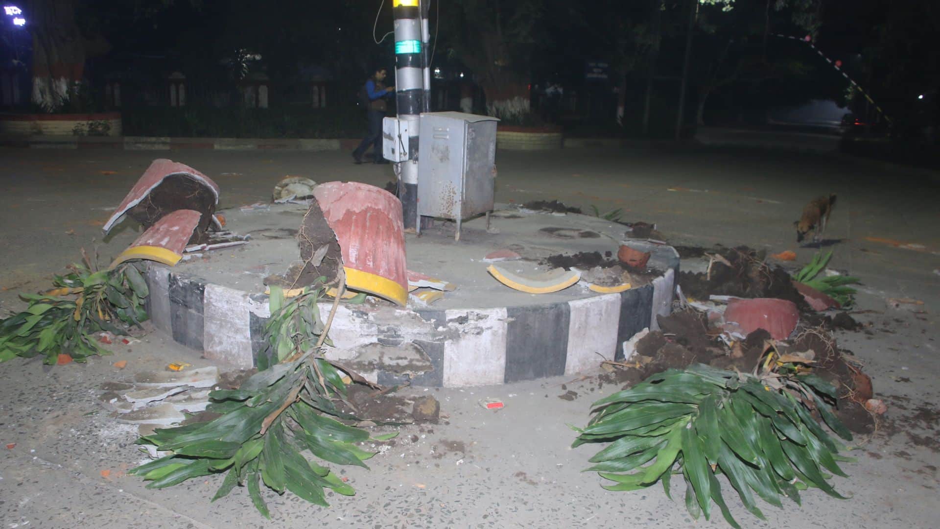 BHU violence news updates 100 people injured in stone pelting between students and policemen in Varanasi