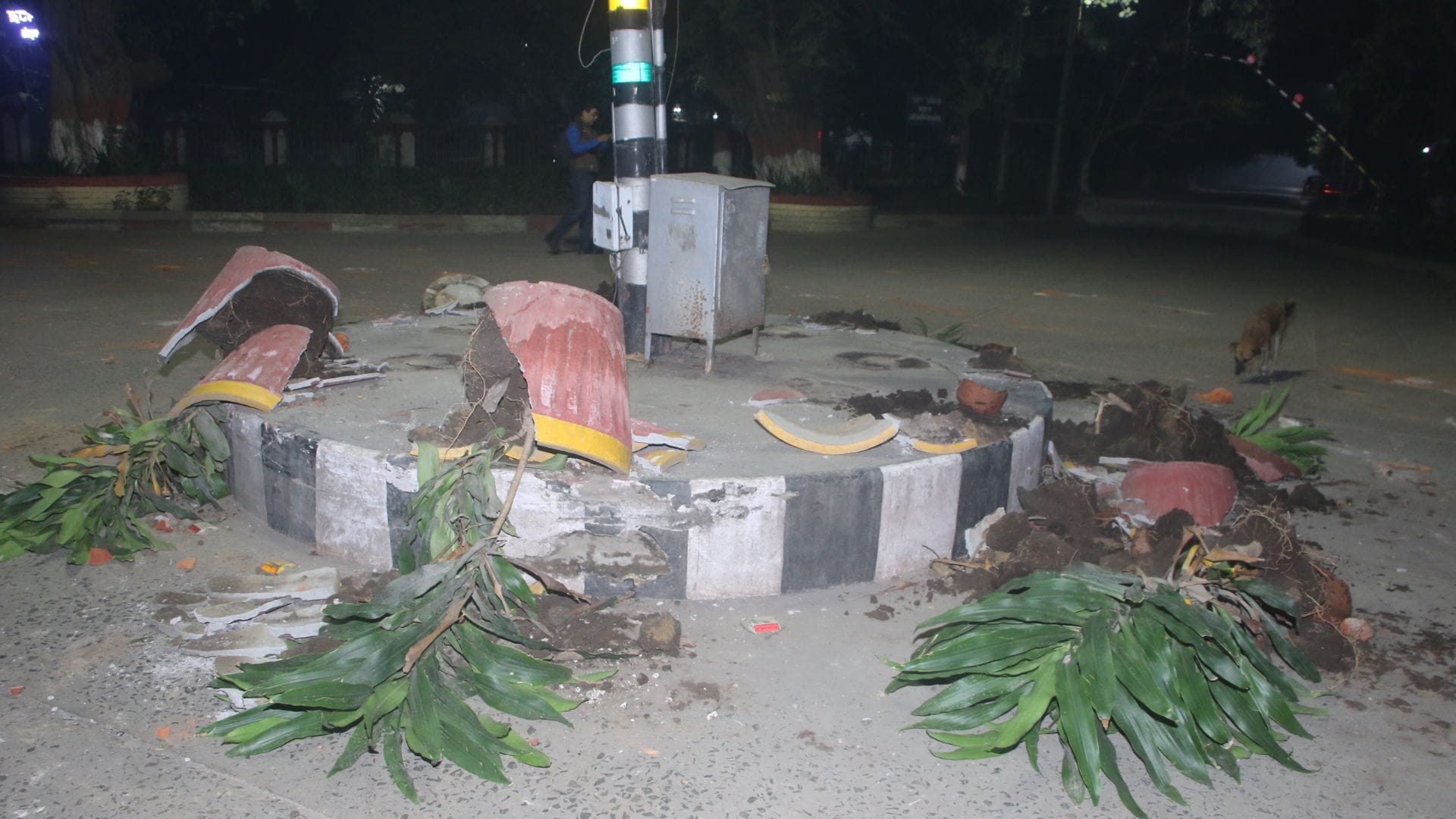 BHU violence news updates 100 people injured in stone pelting between students and policemen in Varanasi