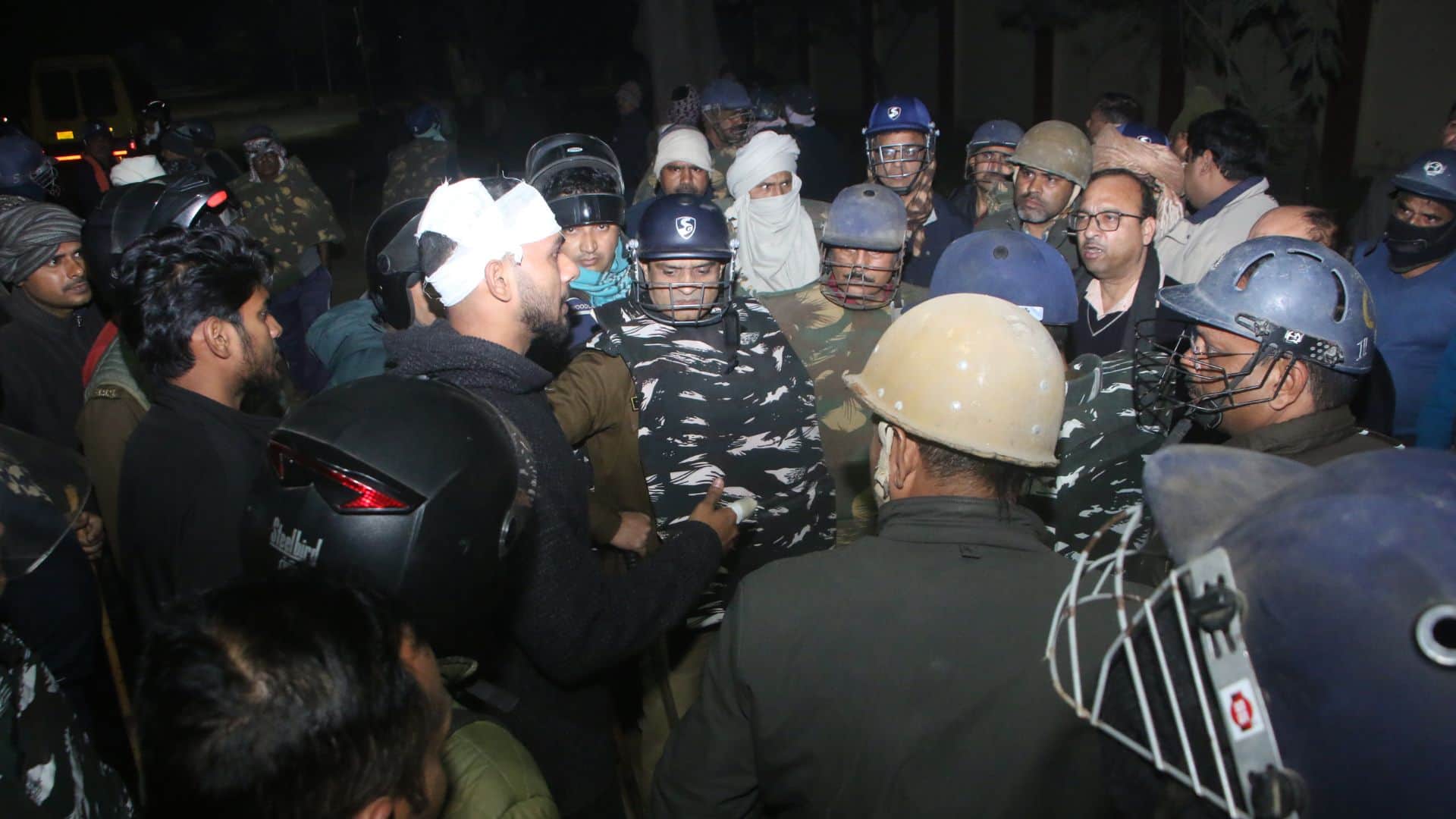 BHU violence news updates 100 people injured in stone pelting between students and policemen in Varanasi