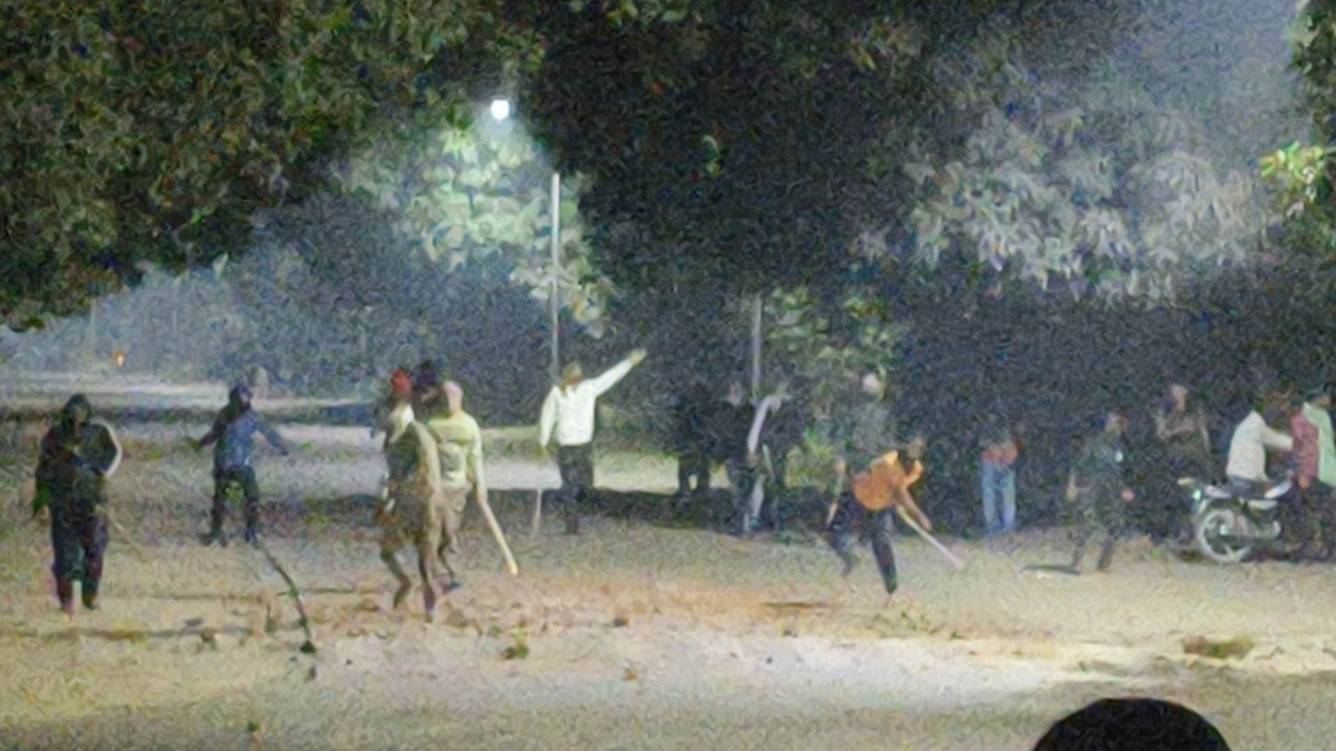 BHU violence news updates 100 people injured in stone pelting between students and policemen in Varanasi