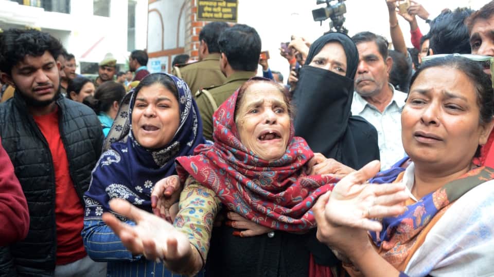 bareilly bulldozer action Women and girls started crying loudly after seeing the bulldozer and police force