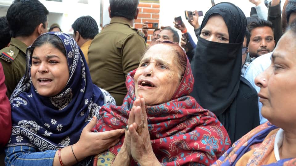 bareilly bulldozer action Women and girls started crying loudly after seeing the bulldozer and police force