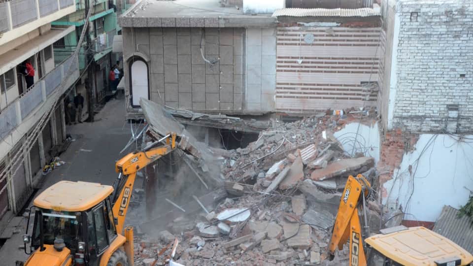 bareilly bulldozer action Women and girls started crying loudly after seeing the bulldozer and police force