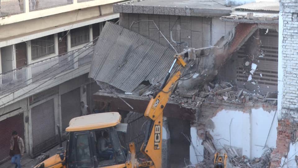 bareilly bulldozer action Women and girls started crying loudly after seeing the bulldozer and police force