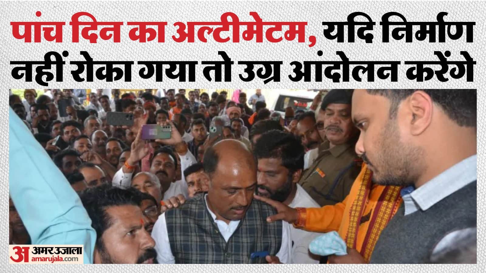 बूचड़खाने को लेकर ज्ञापन सौंपते हुए ग्रामीण।