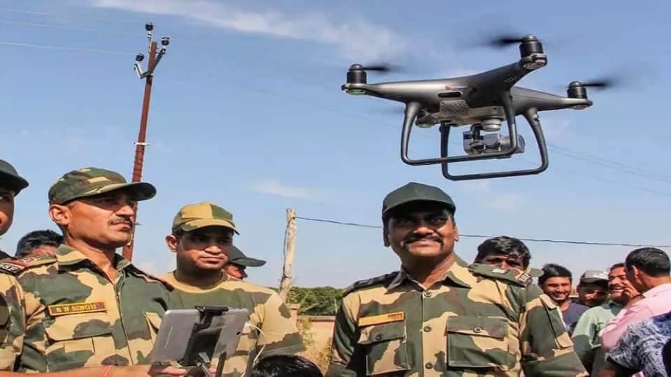 भारत-पाकिस्तान सरहद पर ड्रोन सिस्टम का अभ्यास करते बीएसएफ के जवान। फाइल