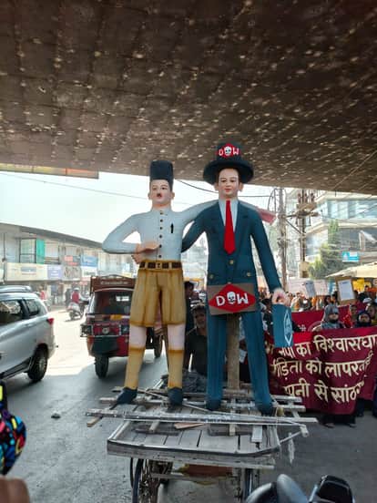 Bhopal News: Ruckus at Bhopal gas tragedy anniversary rally, controversy over mannequin dressed like RSS, poli