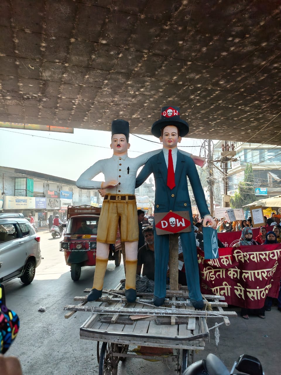 Bhopal News: Ruckus at Bhopal gas tragedy anniversary rally, controversy over mannequin dressed like RSS, poli