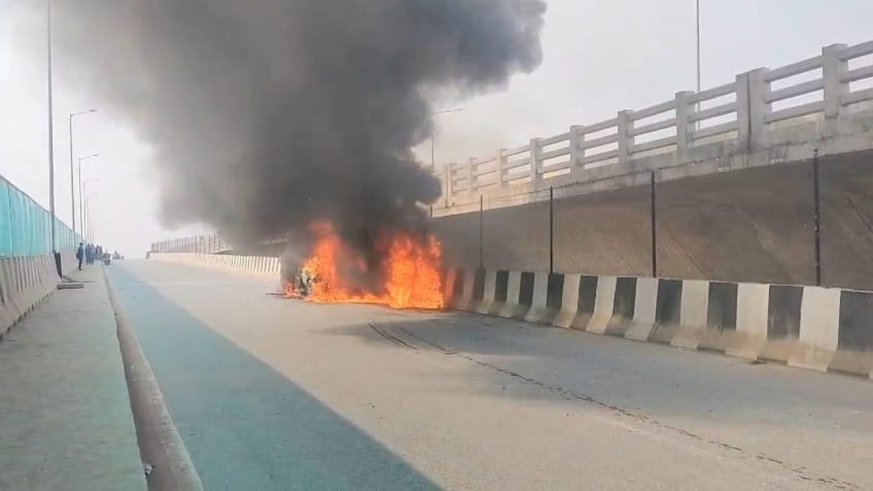 Bihar News : PMCH doctor escaped death after Burning Car live viral video patna bihar