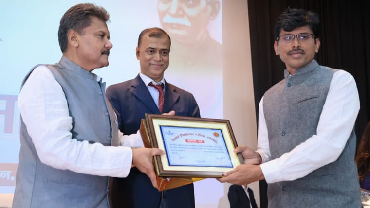 Bihar: मेधा दिवस पर इंटर एवं मैट्रिक वार्षिक परीक्षा के बच्चे हुए पुरस्कृत, सात जिलों के डीएम भी सम्मानित