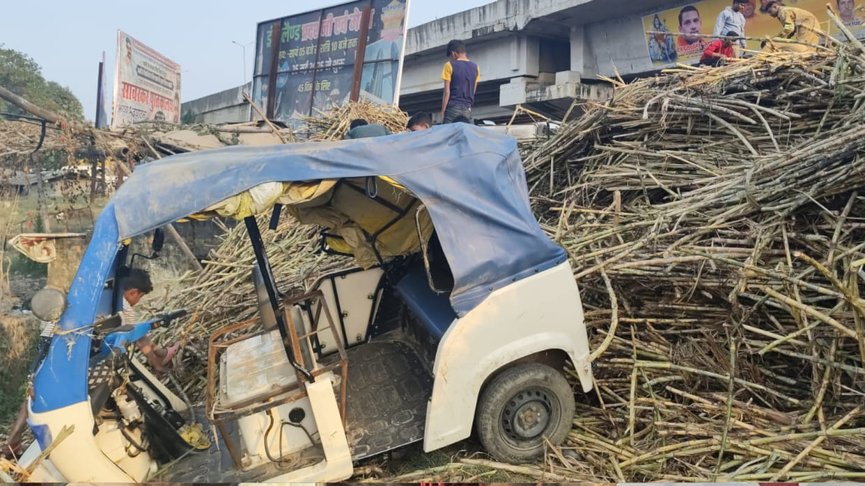 An uncontrolled trailer overturned on a tempo in Basti, killing two people in the tempo.