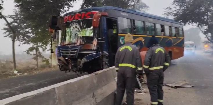devotee killed in accident private bus collides with divider in Shahjahanpur
