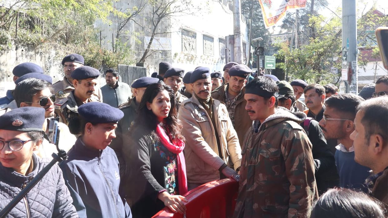 Visually impaired protest outside Secretariat Shimla scuffle with police altercation with SDM Oshin Sharma