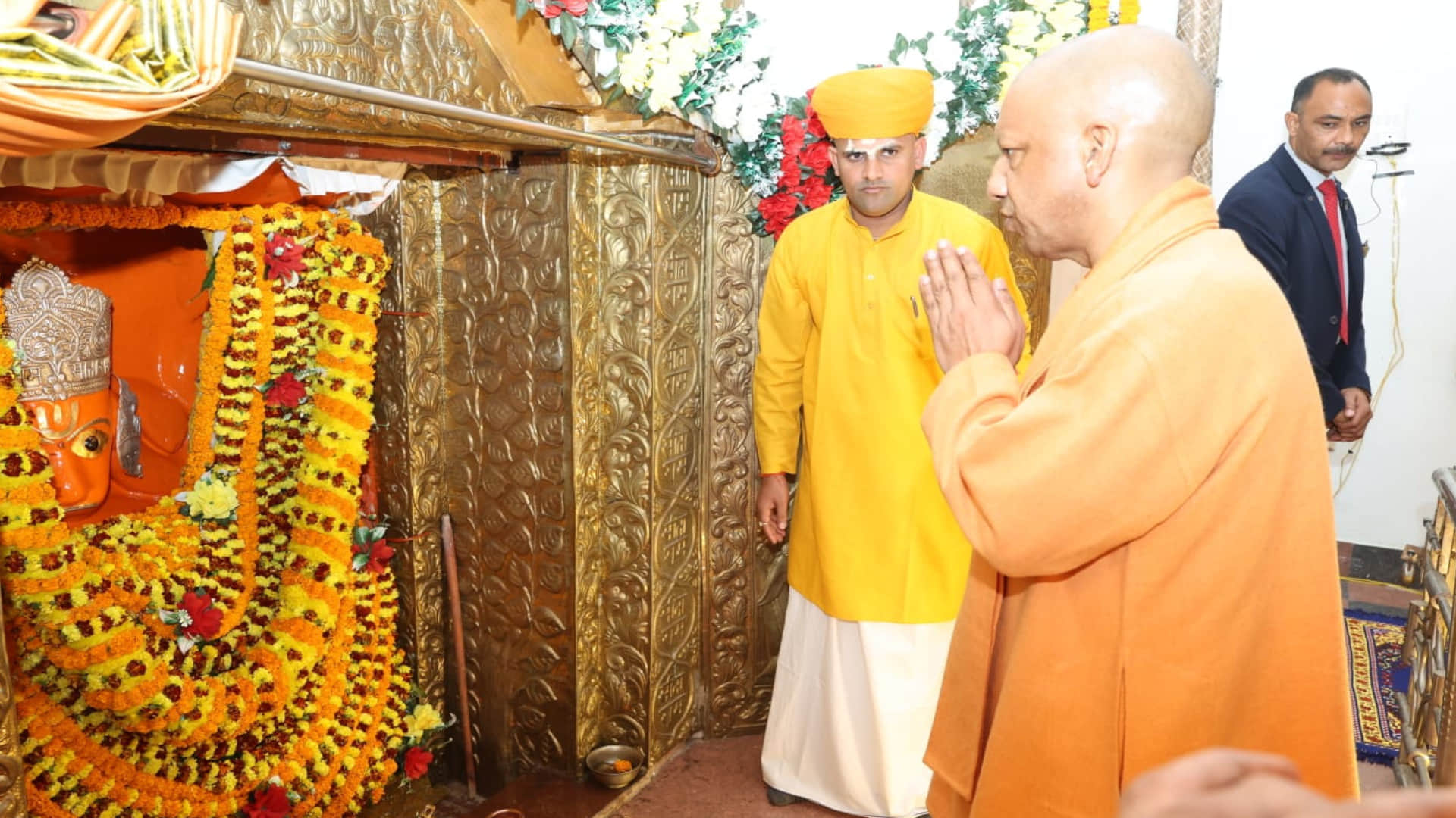 CM Yogi visits Gorakhpur's Madaria Math, pays tribute to late Mahant Ramdas