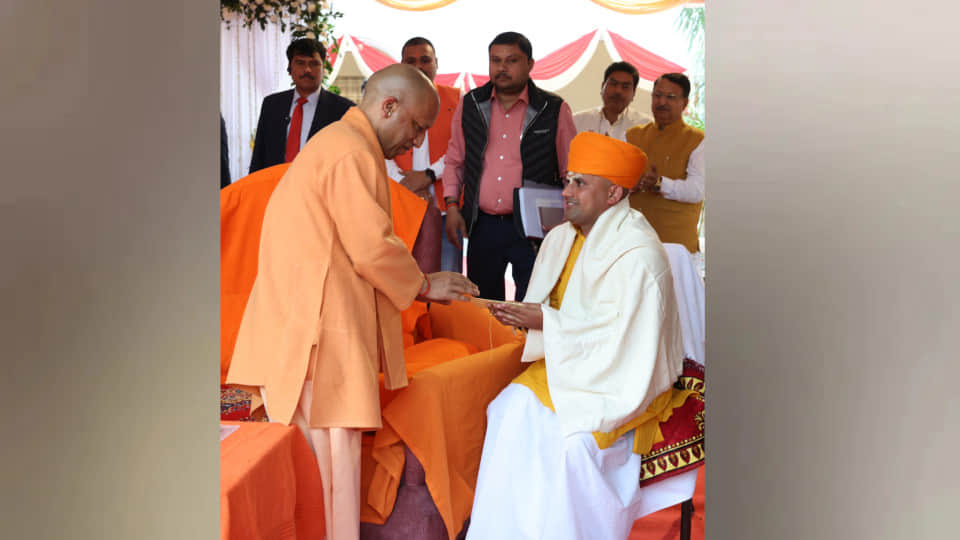 CM Yogi visits Gorakhpur's Madaria Math, pays tribute to late Mahant Ramdas