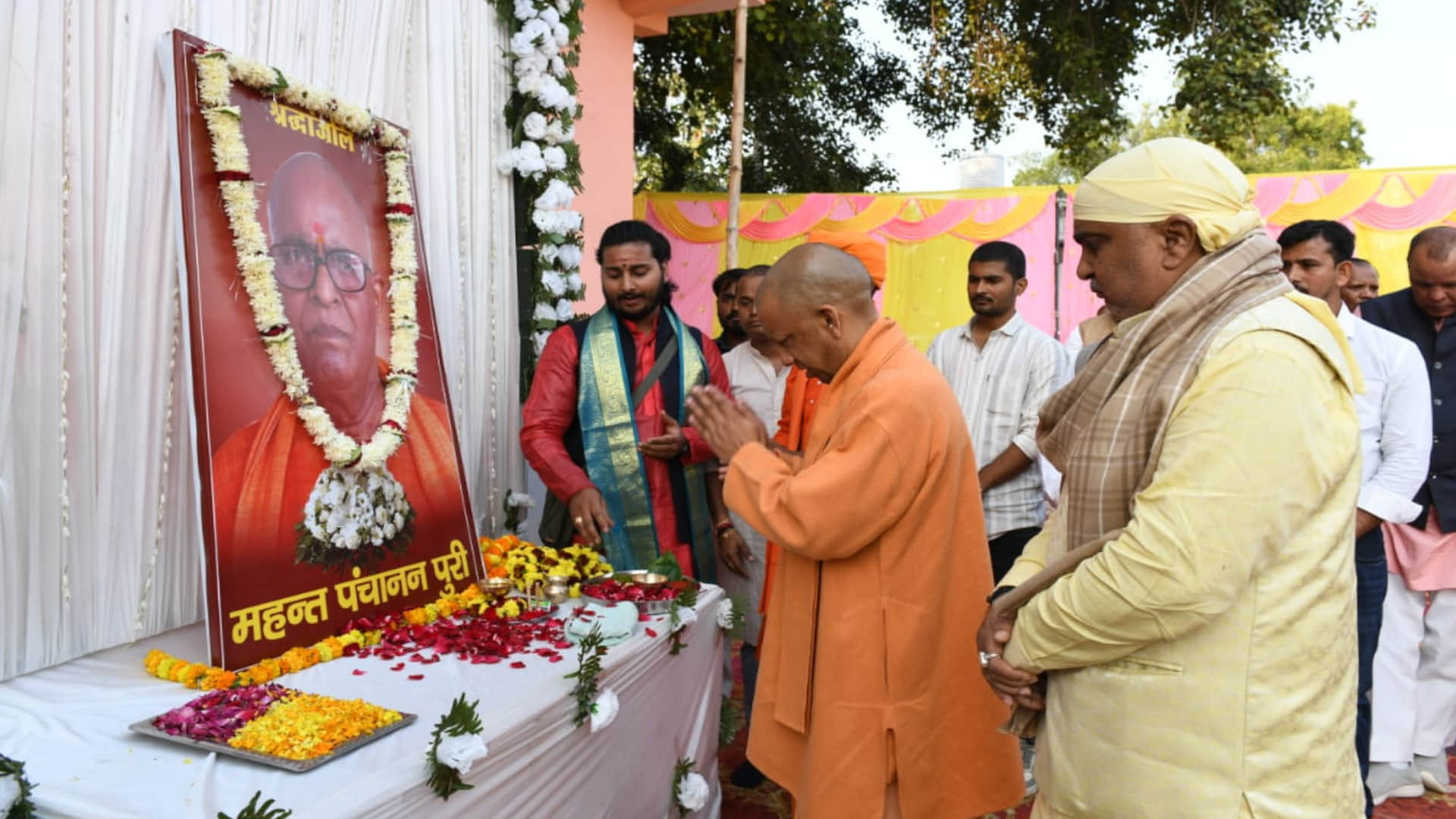 CM Yogi visits Gorakhpur's Madaria Math, pays tribute to late Mahant Ramdas