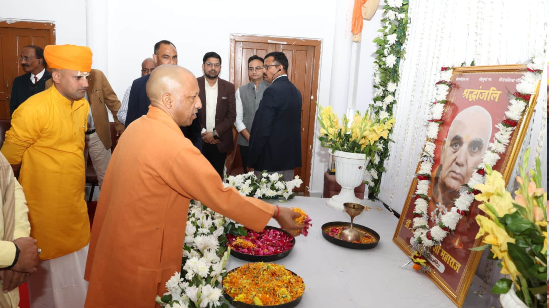 CM Yogi visits Gorakhpur's Madaria Math, pays tribute to late Mahant Ramdas