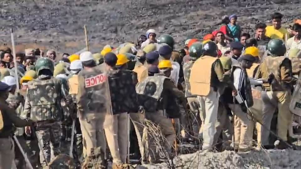 ग्रामीणों ने पुलिस पर किया हमला