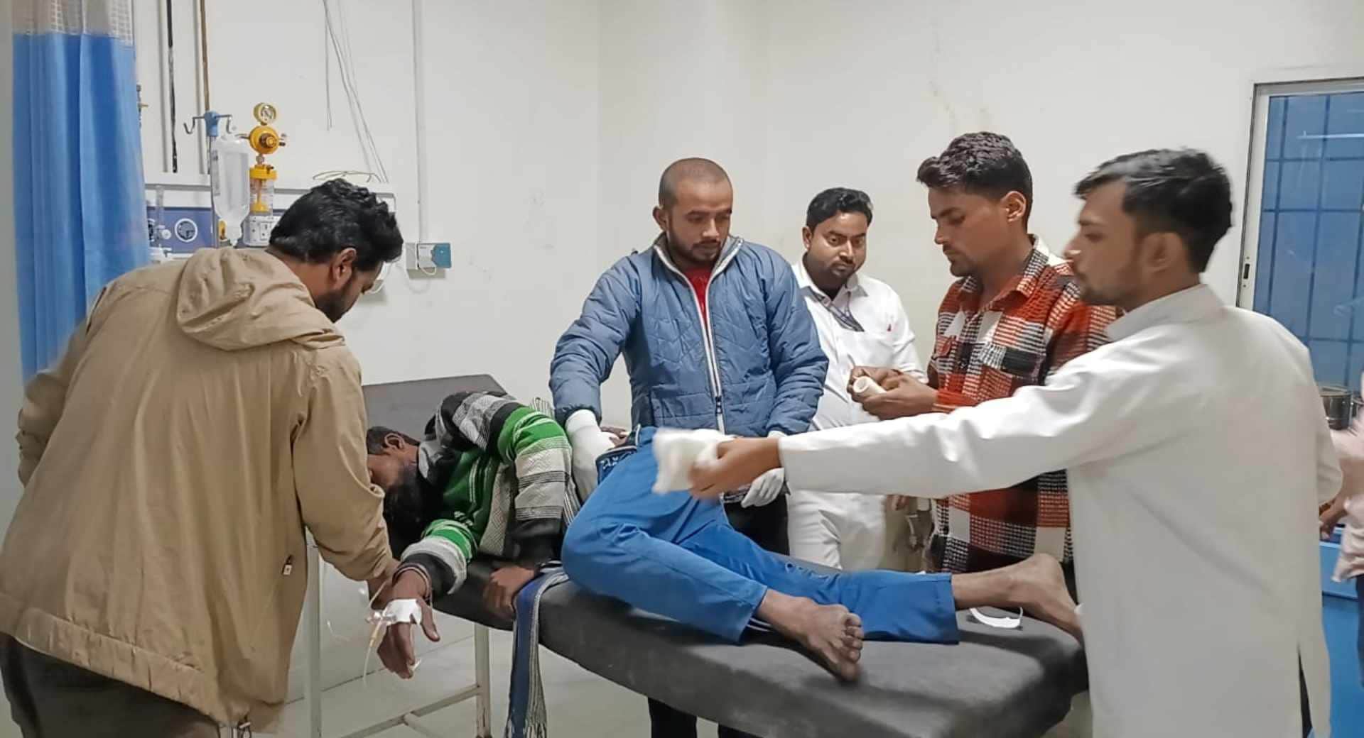 घायल का इलाज करते डॉक्टर