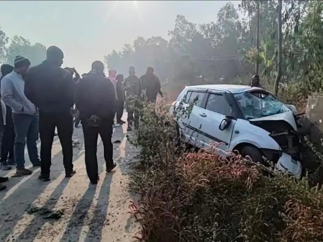 हजारीबाग सड़क हादसे में तीन लोगों की मौत, छह घायल; मौके की तस्वीर।