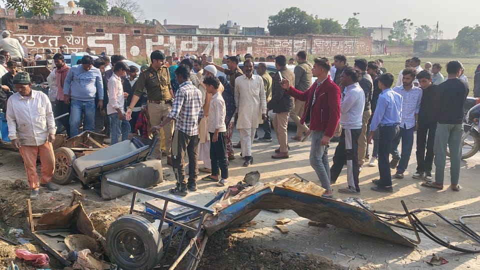 Muzaffarnagar: Dumper hits e-rickshaw, 14 year old boy and old woman die in front of father