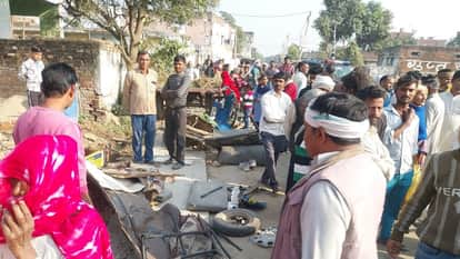 Muzaffarnagar: Dumper hits e-rickshaw, 14 year old boy and old woman die in front of father