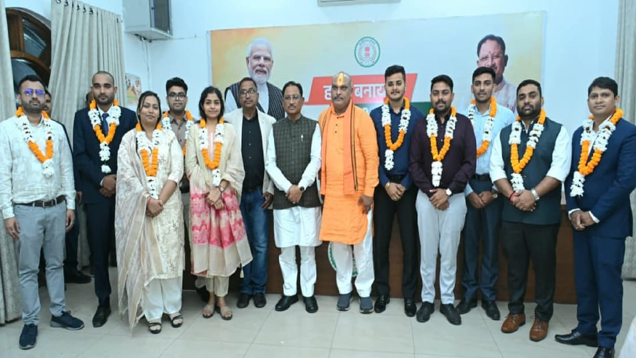 Top 10 candidates of Chhattisgarh Public Service Commission-2024 met Chief Minister Vishnu Dev Sai