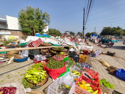 Indore: Dispute over removal of vegetable market in Kanadaiya area of Indore, scuffle with officers