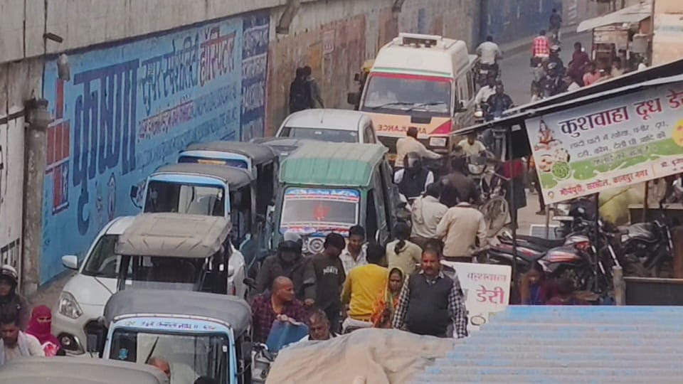 Kanpur: Massive traffic jam at underpass, pregnant woman suffers in ambulance for 30 minutes