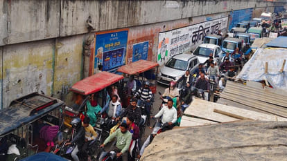 Kanpur: Massive traffic jam at underpass, pregnant woman suffers in ambulance for 30 minutes