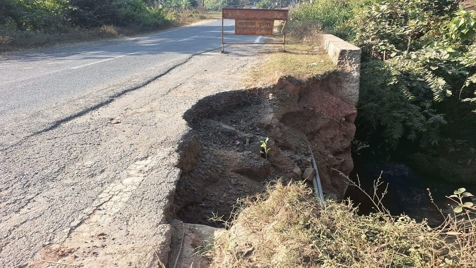 A large pothole near the culvert on the Ramanujganj Wadrafnagar road a major accident could occur at any time