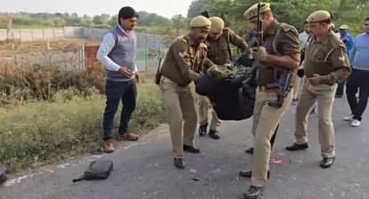 Auraiya SP Abhishek Bharti stopped the convoy personally sent the injured couple to the medical college