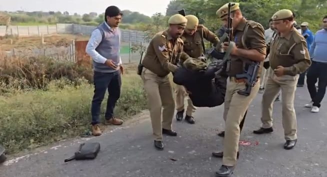 Auraiya SP Abhishek Bharti stopped the convoy personally sent the injured couple to the medical college