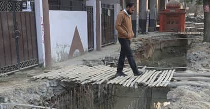 Kanpur CM Grid Scheme First tie a handkerchief around your mouth then walk on road dust flies day and night