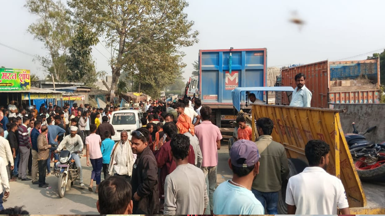 In Kushinagar's a trailer collided with a car while trying to save an elderly man, killing 3 and injuring 8