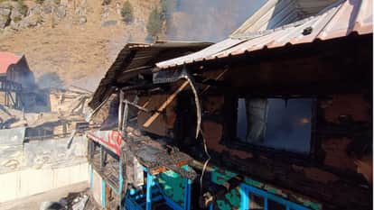 Himachal A massive fire broke out in Barwi Kotkhai Shimla two large 50-room houses eight families
