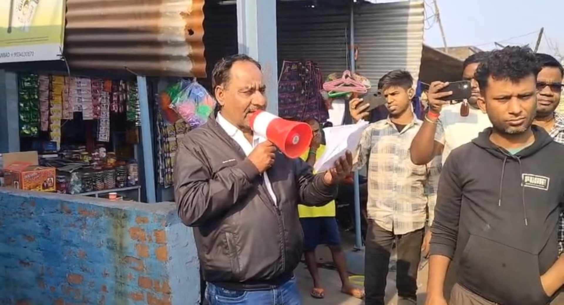 मौके पर मौजूद लोग