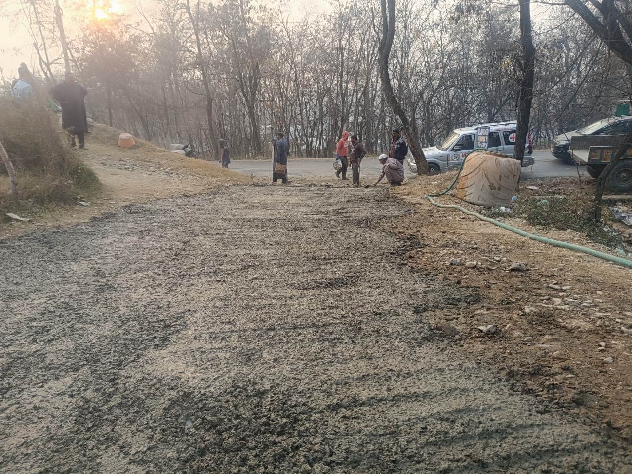 पुलवामा के त्राल में सड़क की मरम्मत खुद करते लोग।