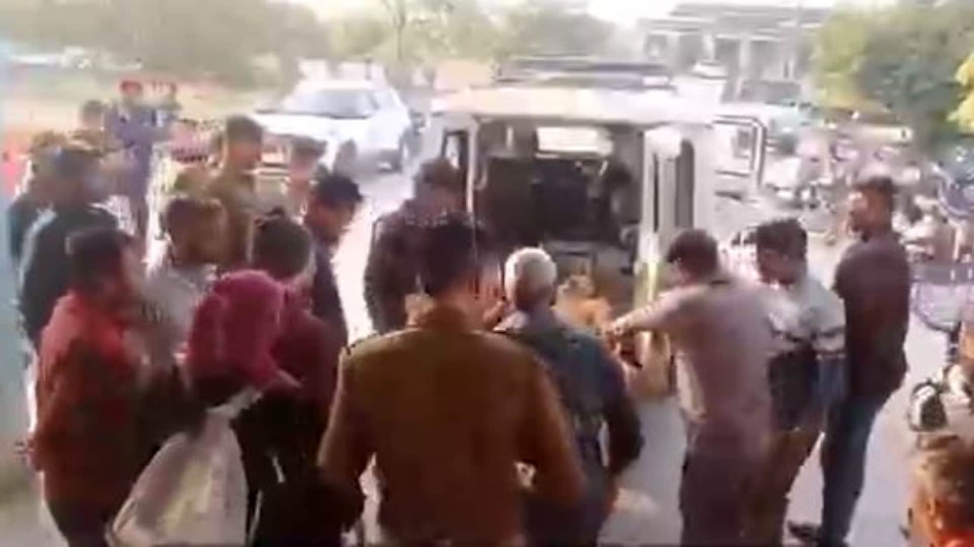 बंद कमरे में चले चाकू, युवती की मौत, युवक गंभीर