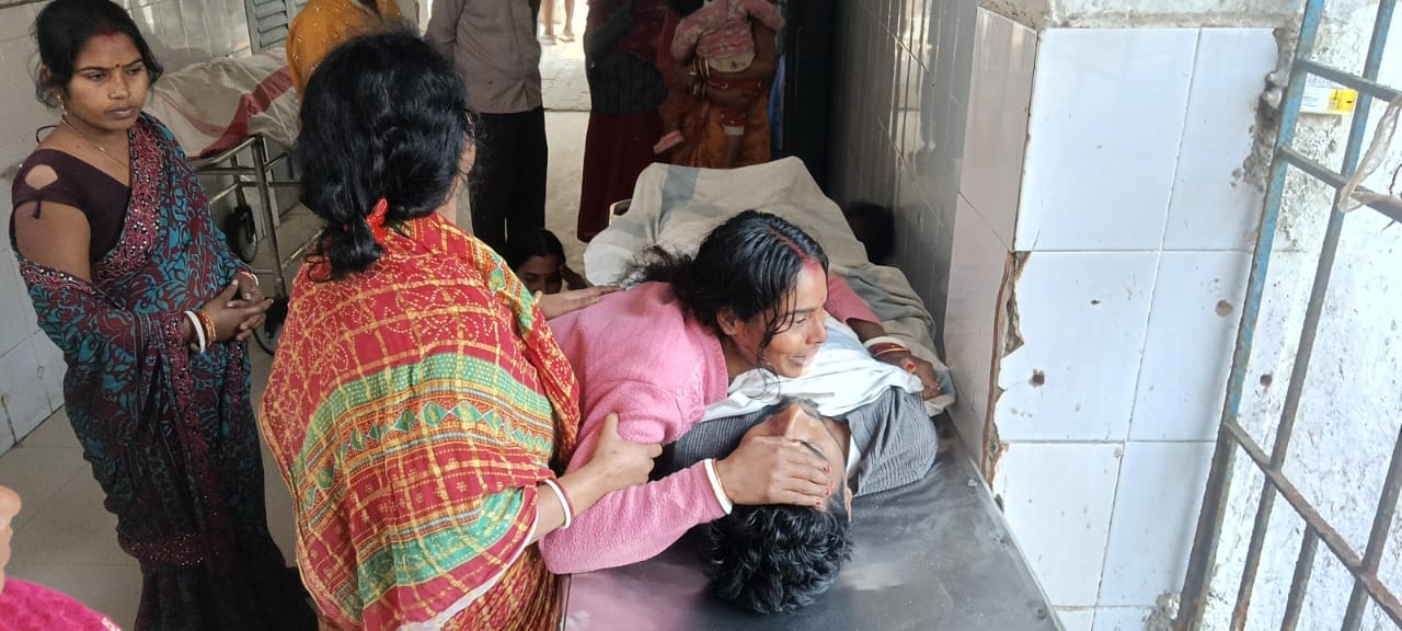रोती बिलखती पत्नी