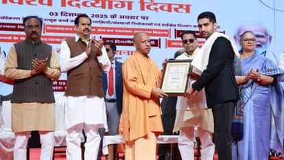 World Disability Day Municipal Commissioner Himanshu Nagpal including three people received awards in lucknow