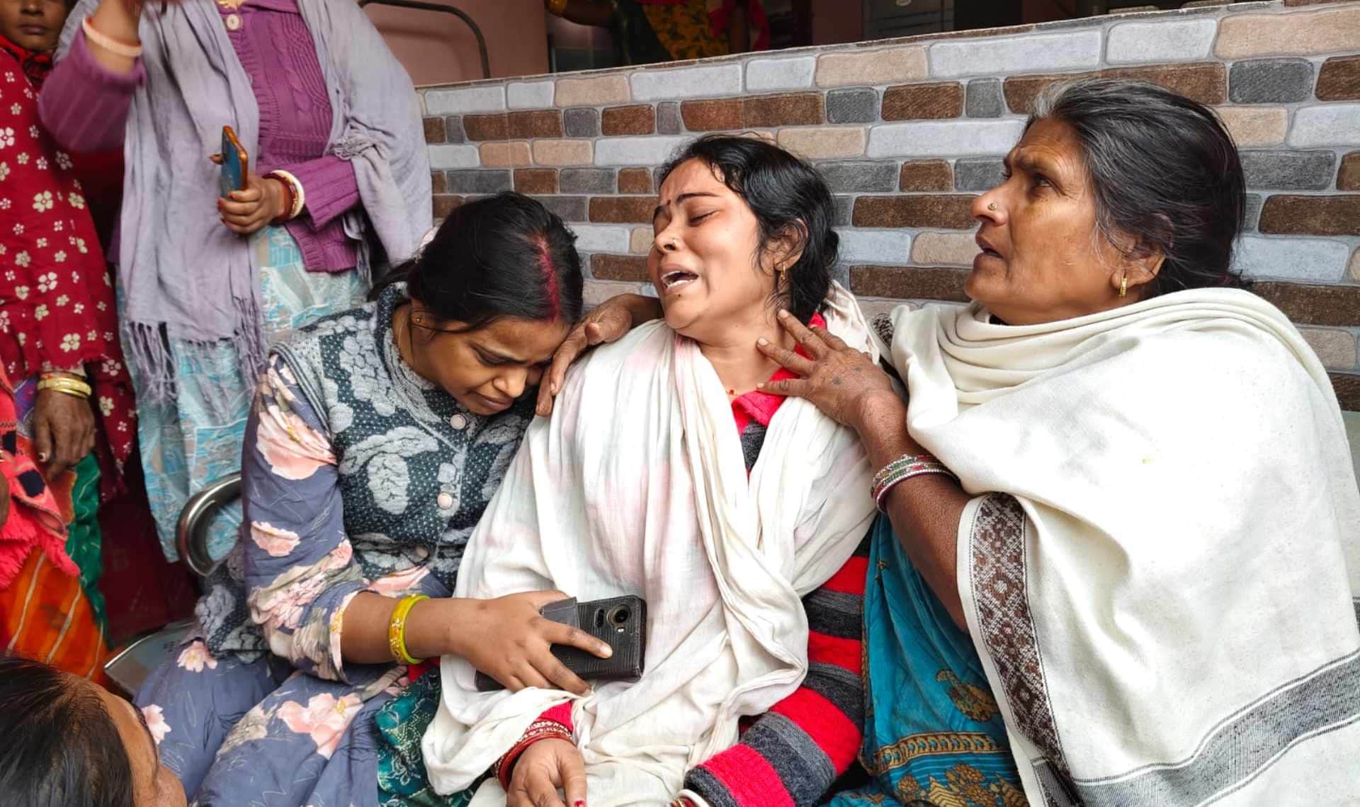 शोकाकुल परिजन