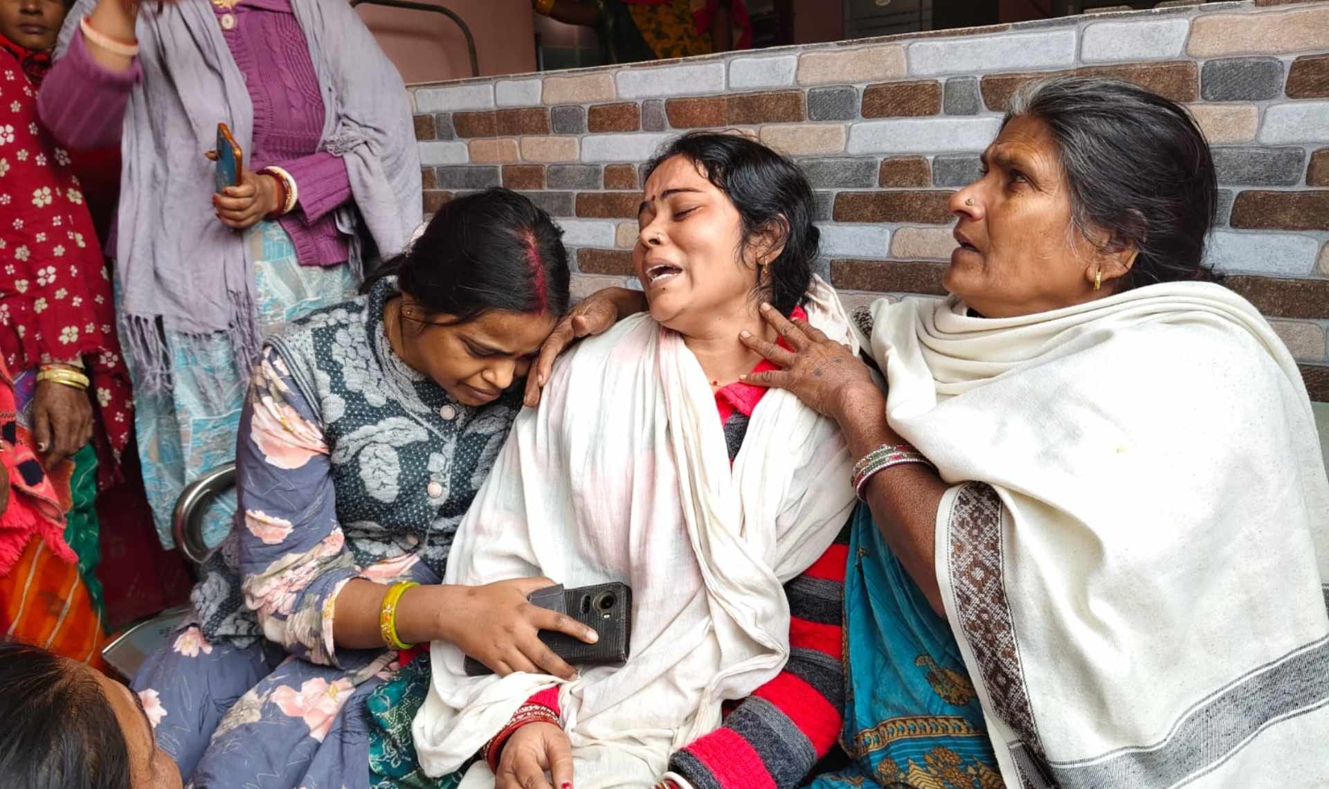 शोकाकुल परिजन