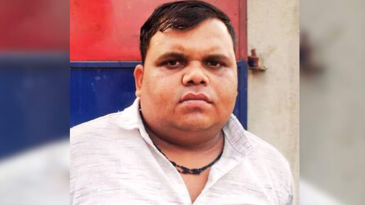 businessman lost three lakh rupees for few rupees car was robbed police are investigating in chandauli