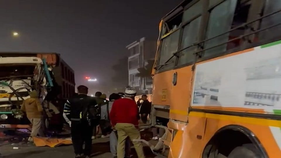 Truck Rams Into Bus at Illegal Stand in Agra 6 Injured Highway Traffic Disrupted