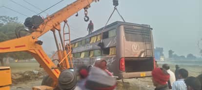Bahraich: Bus overturned after colliding with an animal, 12 passengers injured in the accident